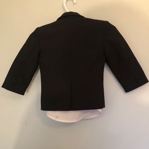 4 four pieces to this BLACK TODDLERS SUIT!$8